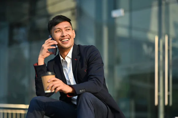Boldog Fiatal Üzletasszony Hivatalos Ruhában Iszik Elvitelre Kávét Mobilon Beszél — Stock Fotó
