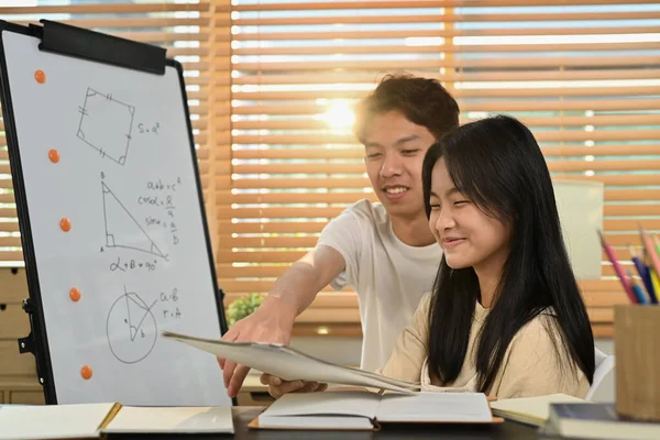 Genç Asyalı Kıza Özel Eğitim Dersi Veren Bir Erkek Öğretmen — Stok fotoğraf