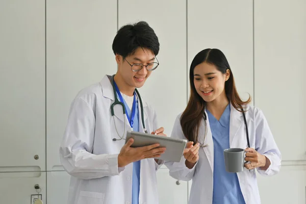 Два Професійні Лікарі Дивляться Цифровий Планшет Обговорюють Лабораторний Тест Клініка — стокове фото