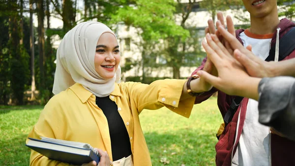 Smiling Muslim Mahasiswa Memberikan Tinggi Lima Dengan Teman Temannya Merayakan — Stok Foto
