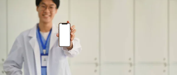 Doctor Vistiendo Uniforme Blanco Mostrando Teléfono Inteligente Con Pantalla Blanco — Foto de Stock