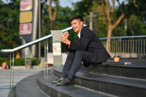 Όμορφος Νεαρός Επιχειρηματίας Επίσημο Ένδυμα Χρησιμοποιώντας Ψηφιακή Ταμπλέτα Στις Σκάλες — Φωτογραφία Αρχείου