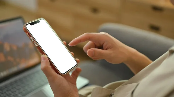 Facet Siedzi Kanapie Domu Używa Telefonu Komórkowego Biały Pusty Ekran — Zdjęcie stockowe