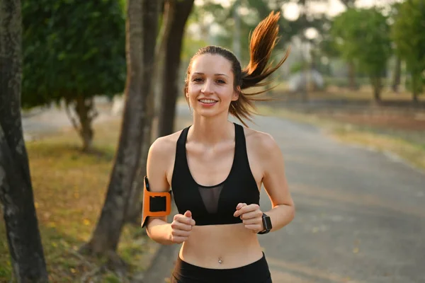 Ελκυστική Αθλήτρια Φορώντας Περιβραχιόνιο Για Smartphone Που Τρέχει Στη Φύση — Φωτογραφία Αρχείου