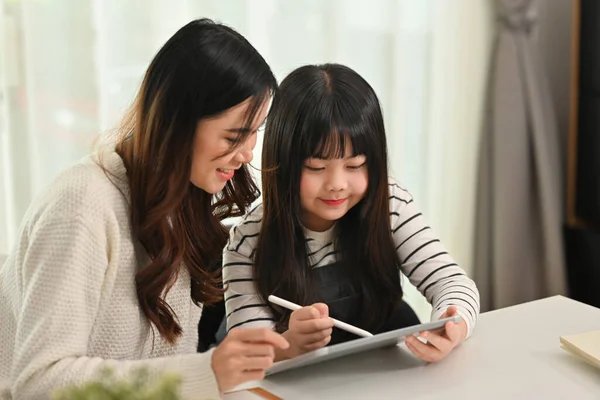 Mutlu Anne Küçük Kız Çevrimiçi Çalışıyor Dijital Tablet Ödevlerini Birlikte — Stok fotoğraf