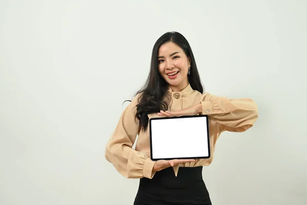 Χαμογελαστή Ασιάτισσα Επαγγελματική Μπλούζα Που Δείχνει Ψηφιακό Tablet Άδεια Οθόνη — Φωτογραφία Αρχείου