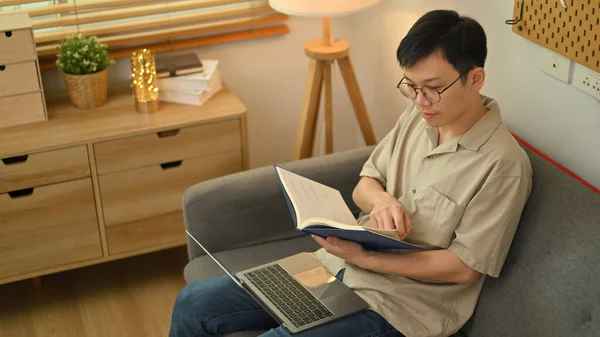 Obraz Tysiącletniego Mężczyzny Siedzącego Kanapie Salonie Pomocą Laptopa Sprawdzającego Jej — Zdjęcie stockowe