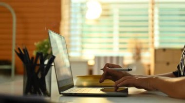 Dizüstü bilgisayarda yazı yazan serbest çalışan kadınların yüzsüz görüntüleri, uzaktan çalışan internet..