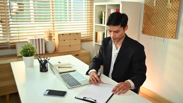 Профессиональный Молодой Бизнесмен Используя Ручку Подписывает Контракт Инвестиций Рабочем Столе — стоковое видео