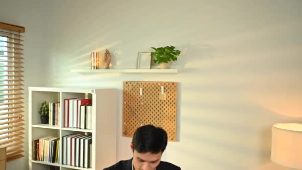Slide View Tilt Shot Imprenditore Maschio Asiatico Guardando Smart Phone — Video Stock