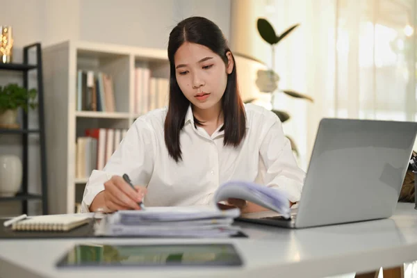 Aantrekkelijke Vrouwelijke Accountant Met Pen Schrijven Documenten Controleren Marketing Rapport — Stockfoto