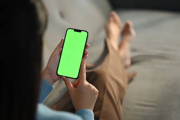 Młoda Kobieta Domu Używać Zielony Ekran Makieta Smartphone Jej Siedzi — Zdjęcie stockowe