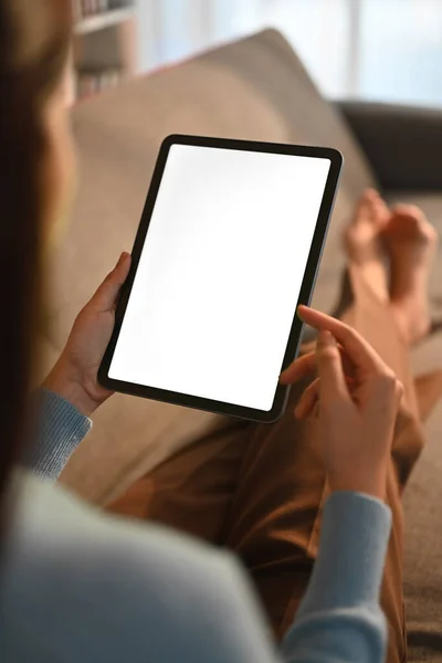 Närbild Kvinna Som Håller Tom Skärm Digital Tablett Soffan Högkvalitativt — Stockfoto