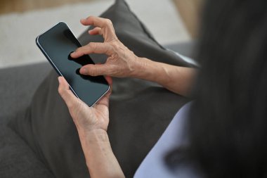 Gündelik giysiler içinde gülümseyen, akıllı telefon kullanan, kablosuz internet gezen ya da internette sohbet eden son sınıf öğrencisi..