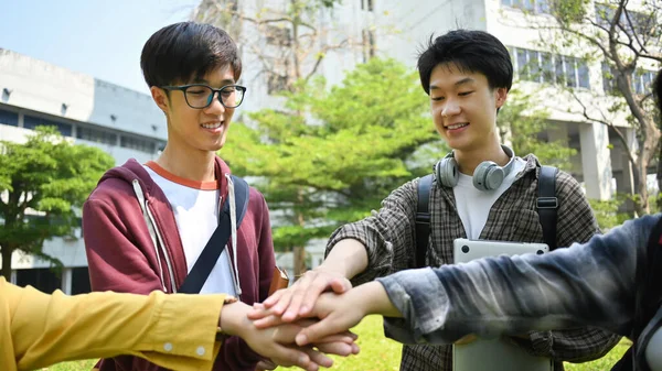 Een Groep Universiteitsstudenten Die Samenwerken Menselijke Relatie Jeugdlevensstijl Vriendschapsconcept — Stockfoto