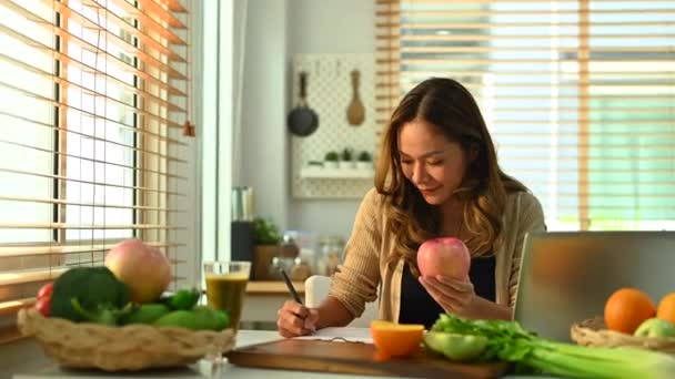 Kobieta Dietetyczka Budząca Się Owocami Przy Biurku Wysokiej Jakości Zdjęcie — Wideo stockowe