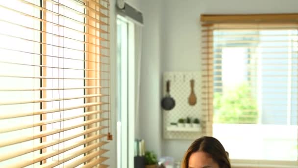 Mulher Nutricionista Acordando Com Frutas Sua Mesa Foto Alta Qualidade — Vídeo de Stock