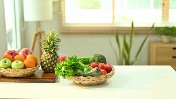 Διαφορετικά Λαχανικά Φρούτων Στο Τραπέζι Μπλέντερ Υψηλής Ποιότητας Πλάνα — Αρχείο Βίντεο