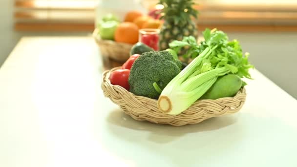 Vegetais Frutas Diferentes Mesa Com Liquidificador Imagens Alta Qualidade — Vídeo de Stock