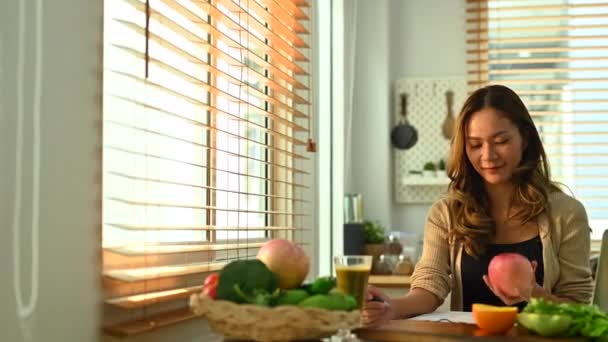 Femme Nutritionniste Woking Avec Des Fruits Son Bureau Photo Haute — Video
