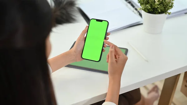 Przycięta Kobieta Trzyma Smartfona Zielonym Ekranem Chromowanym Biurku Wysokiej Jakości — Zdjęcie stockowe