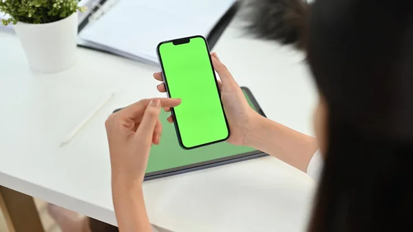 Przycięta Kobieta Trzyma Smartfona Zielonym Ekranem Chromowanym Biurku Wysokiej Jakości — Zdjęcie stockowe