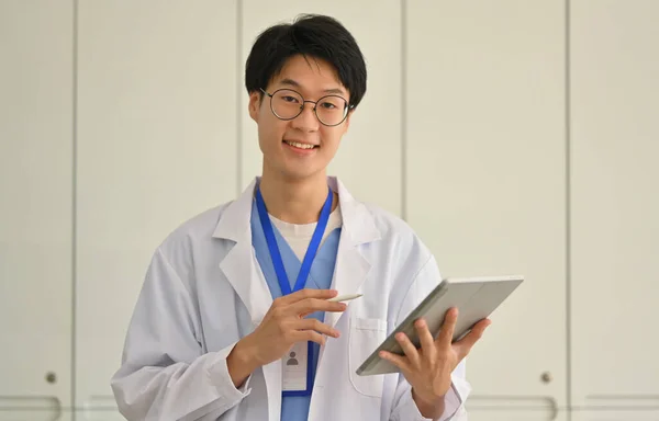 Läkare Vit Rock Med Digital Tablett Stående Sjukhus Sjukvårdsteknik Telemedicin — Stockfoto