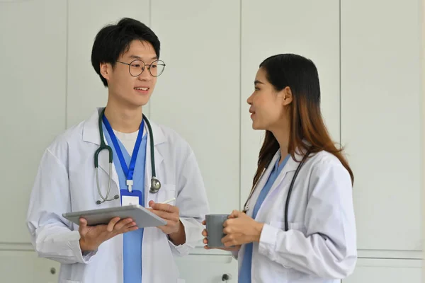 Dois Médicos Conversando Entre Analisando Resultados Exame Médico Dos Pacientes — Fotografia de Stock