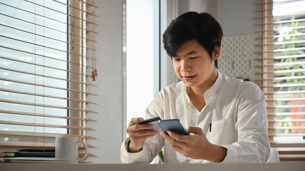 Kredi Kartı Akıllı Telefon Tutan Mutlu Asyalı Adam Online Alışveriş — Stok fotoğraf