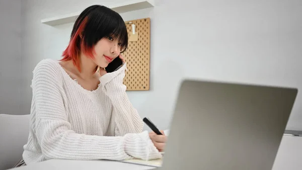Piękna Kobieta Właścicielka Małego Biznesu Patrzy Ekran Laptopa Komunikując Się — Zdjęcie stockowe