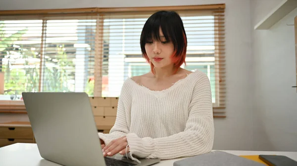 Mulher Bonita Usando Computador Portátil Casa Freelance Distância Educação Conceito — Fotografia de Stock