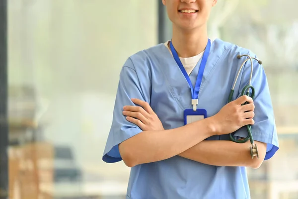 身穿蓝色医疗制服 双臂交叉 听诊器式保健和医疗观念的男性保健工作者微笑 — 图库照片
