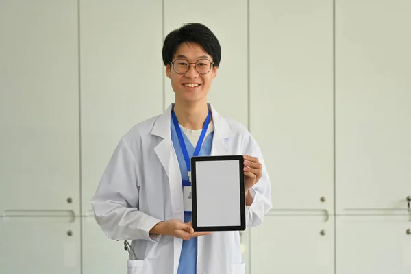 Läkaren Bär Vit Uniform Som Visar Digitala Tabletter Med Blank — Stockfoto