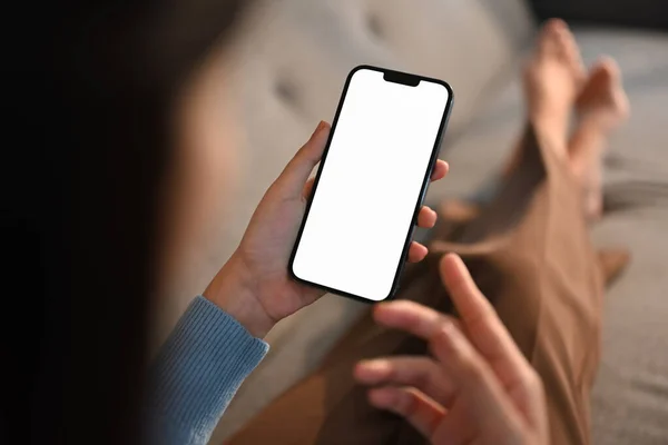 Akıllı Telefonunu Boş Ekranlı Bir Kadın Kullanıyor Yüksek Kalite Fotoğraf — Stok fotoğraf