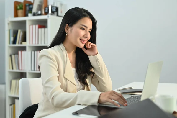 Encantadora Mujer Asiática Que Trabaja Comercialización Línea Utilizando Ordenador Portátil — Foto de Stock