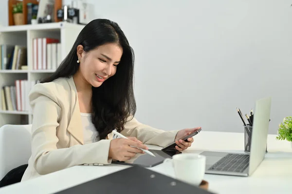 Atrakcyjna Azjatycka Kobieta Mały Przedsiębiorca Biznesowy Posiadający Smartfon Korzystający Laptopa — Zdjęcie stockowe