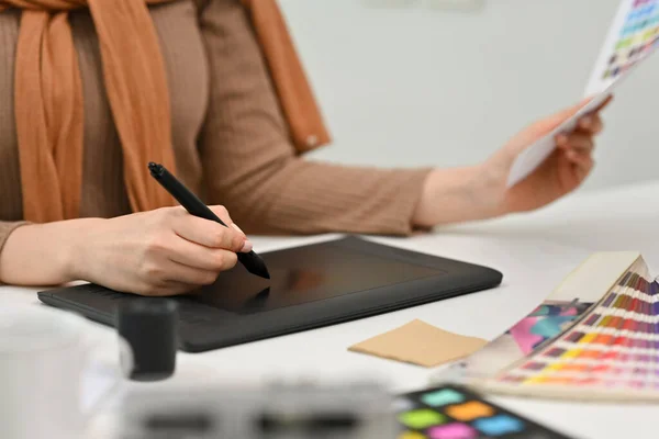 Jonge Creatieve Vrouw Met Grafische Tablet Werken Met Kleurstalen Moderne — Stockfoto