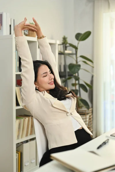 Entspannte Asiatische Arbeiterin Macht Eine Pause Und Streckt Die Arme — Stockfoto