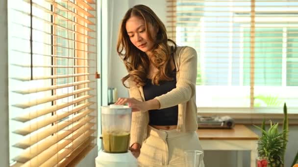 Mujer Asiática Mezcla Smoothie Para Bajar Peso Desintoxicación Desayuno Feliz — Vídeo de stock