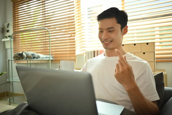 Sorridente Uomo Asiatico Fare Videochiamate Sul Computer Portatile Parlando Gesticolando — Foto Stock