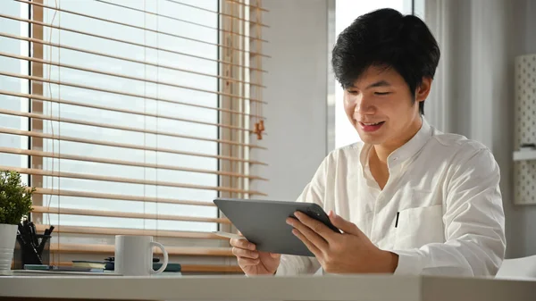 Başarılı Genç Adamları Ofiste Dijital Tablet Kullanarak Günlük Kıyafetlerini Giyerler — Stok fotoğraf