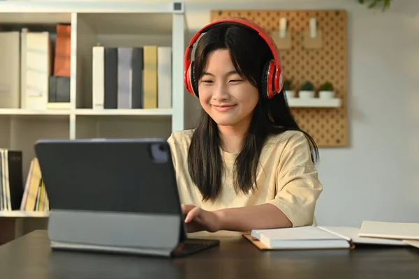 Ευτυχισμένο Κορίτσι Από Την Ασία Που Φοράει Ακουστικά Και Κάθεται — Φωτογραφία Αρχείου
