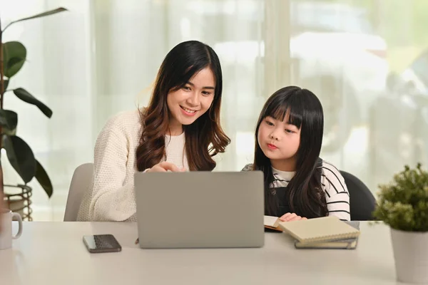 Mutlu Asyalı Anne Küçük Kızına Ilkokul Ödevinde Yardım Ediyor Masada — Stok fotoğraf