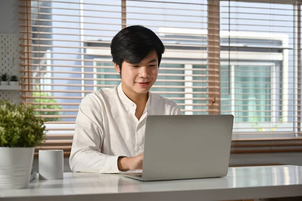 Yakışıklı Pazarlama Müdürü Modern Ofiste Oturuyor Dizüstü Bilgisayar Kullanıyor Teknolojileri — Stok fotoğraf