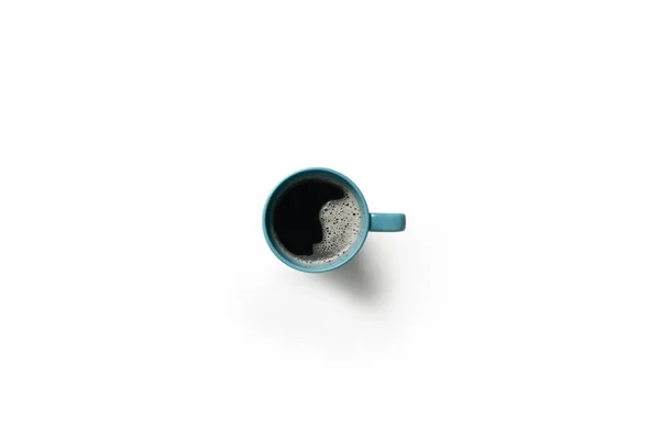 Caffè Nero Con Schiuma Naturale Tazza Blu Isolato Sfondo Bianco — Foto Stock