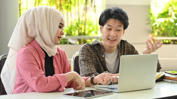 Estudantes Universitários Asiáticos Trabalhando Projeto Preparando Para Exame Juntos Campus — Fotografia de Stock
