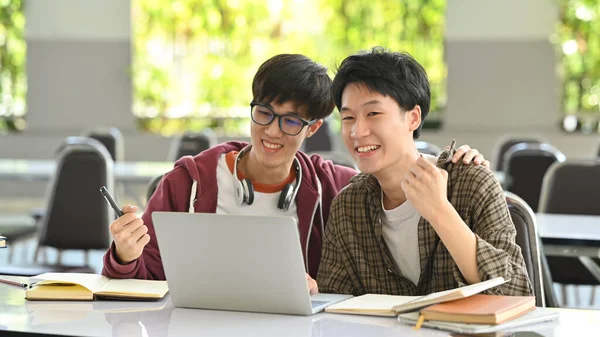 Dwóch Studentów Przeglądających Laptopa Odrabiających Lekcje Kampusie Koncepcja Stylu Życia — Zdjęcie stockowe