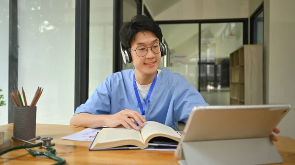 Молоді Студенти Медики Носять Навушники Використовують Цифровий Планшет Бібліотеці Освіта — стокове фото