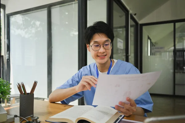 Усміхнений Студент Медик Читає Книги Готуючись Університетських Іспитів Бібліотеці Концепція — стокове фото