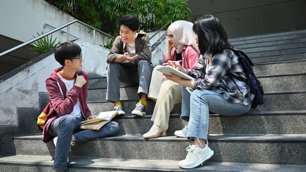 階段に座って授業の後に話し合う大学生のグループ 教育と若者のライフスタイルの概念 — ストック写真